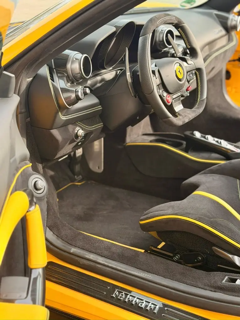 Ferrari F8 SPIDER 2023, intérieur — Cannes Luxury Car Rental, Cannes. Ferrari F8 SPIDER in Cannes La location d'une Ferrari F8 SPIDER à Cannes propose une…