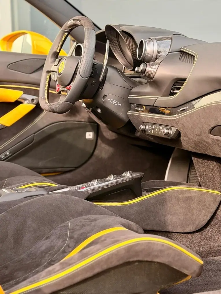 Ferrari F8 SPIDER 2023, tableau de bord — Cannes Luxury Car Rental, Cannes. Ferrari F8 SPIDER in Cannes La location d'une Ferrari F8 SPIDER à Cannes propose une…