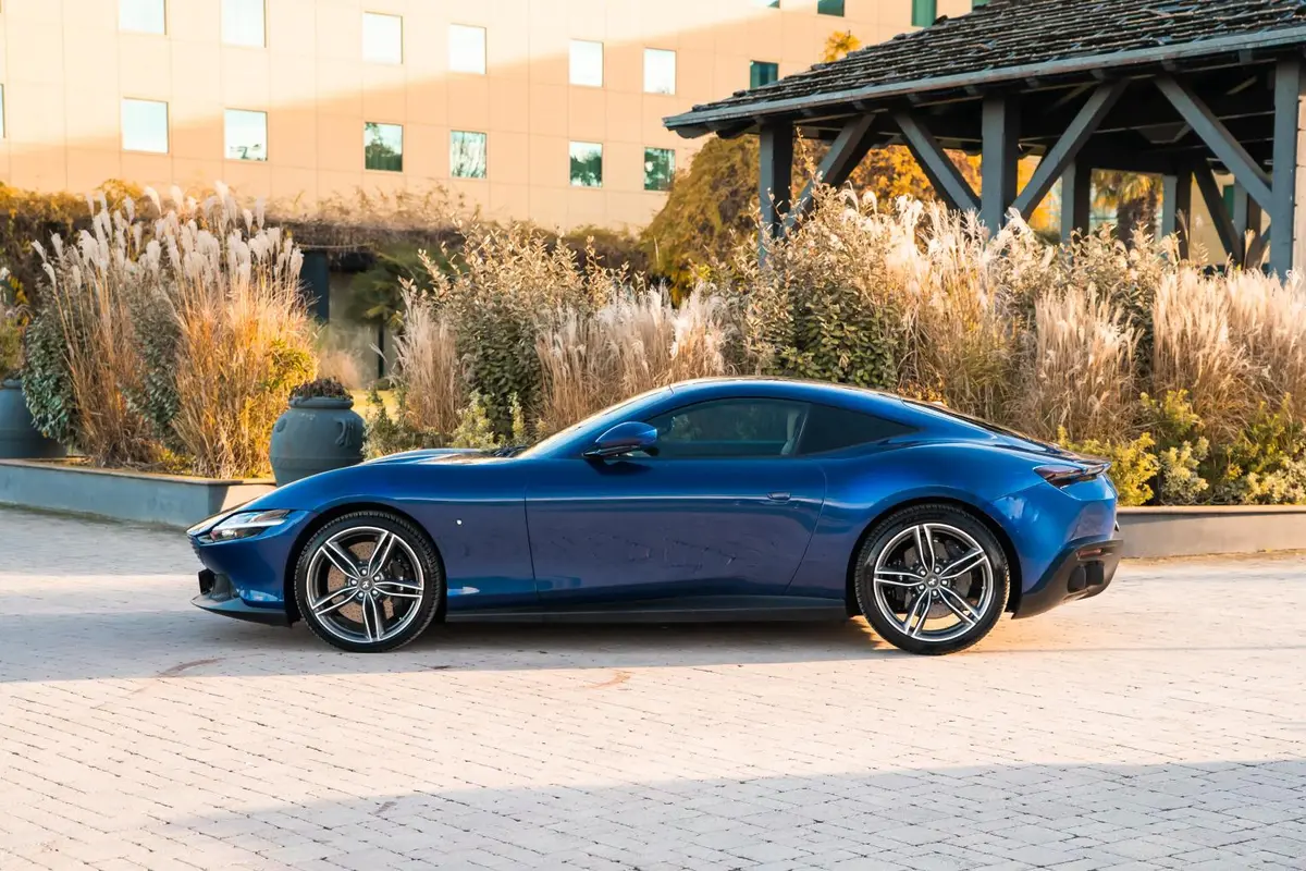 Ferrari Roma 2025, vue arrière — Cannes Luxury Car Rental, Cannes. Ferrari Roma in Cannes Louer une Ferrari Roma à Cannes permet de profiter d'un modèle…