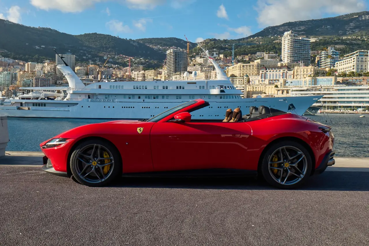 Ferrari Roma Spider 2024, extérieur — Cannes Luxury Car Rental, Cannes. Ferrari Roma Spider in Cannes La location d'une Ferrari Roma Spider à Cannes permet de…