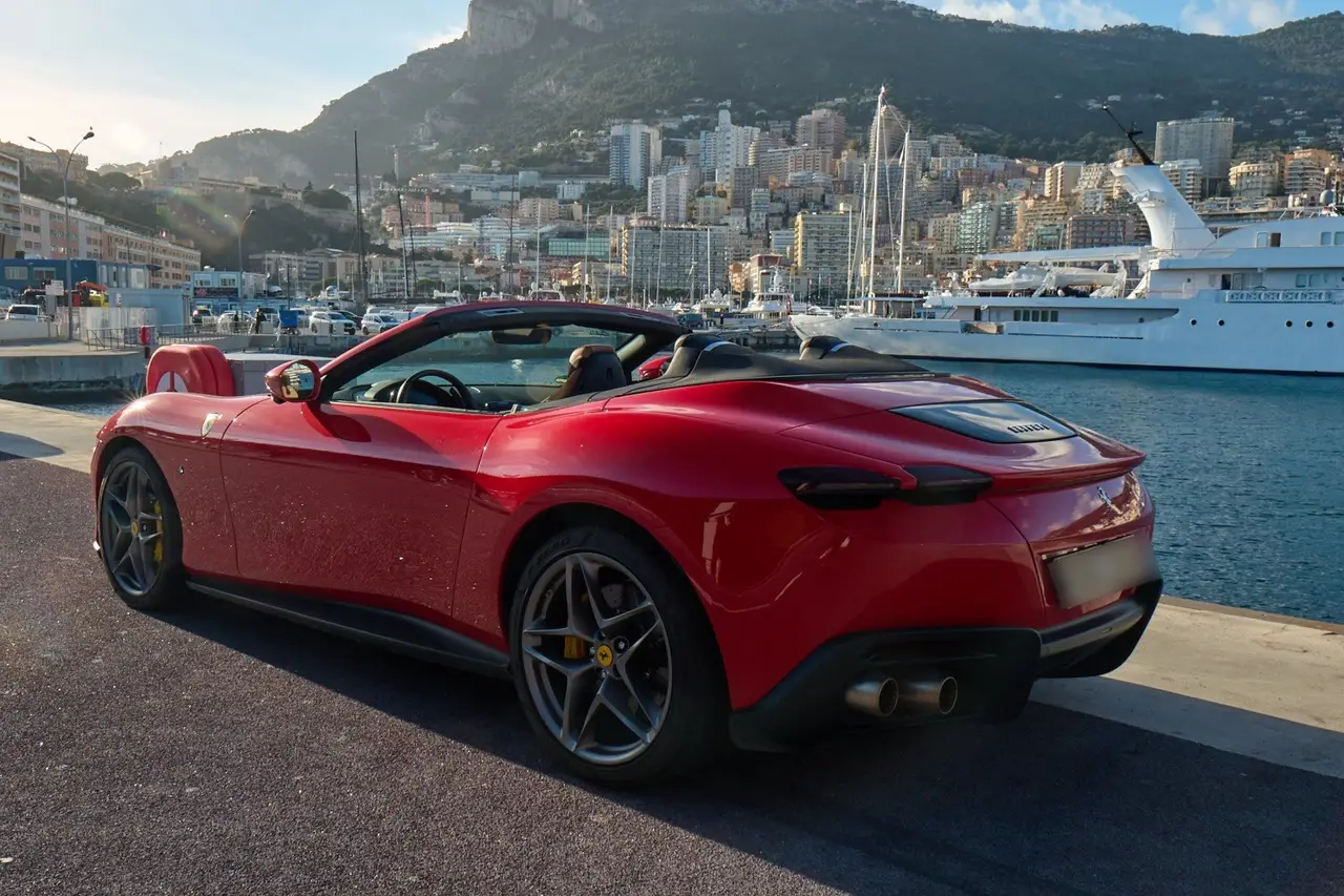 Ferrari Roma Spider 2024, vue avant — Cannes Luxury Car Rental, Cannes. Ferrari Roma Spider in Cannes La location d'une Ferrari Roma Spider à Cannes permet de…