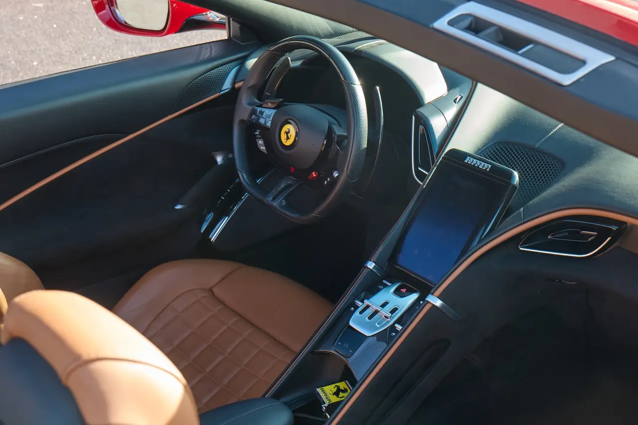 Ferrari Roma Spider 2024, vue arrière — Cannes Luxury Car Rental, Cannes. Ferrari Roma Spider in Cannes La location d'une Ferrari Roma Spider à Cannes permet de…