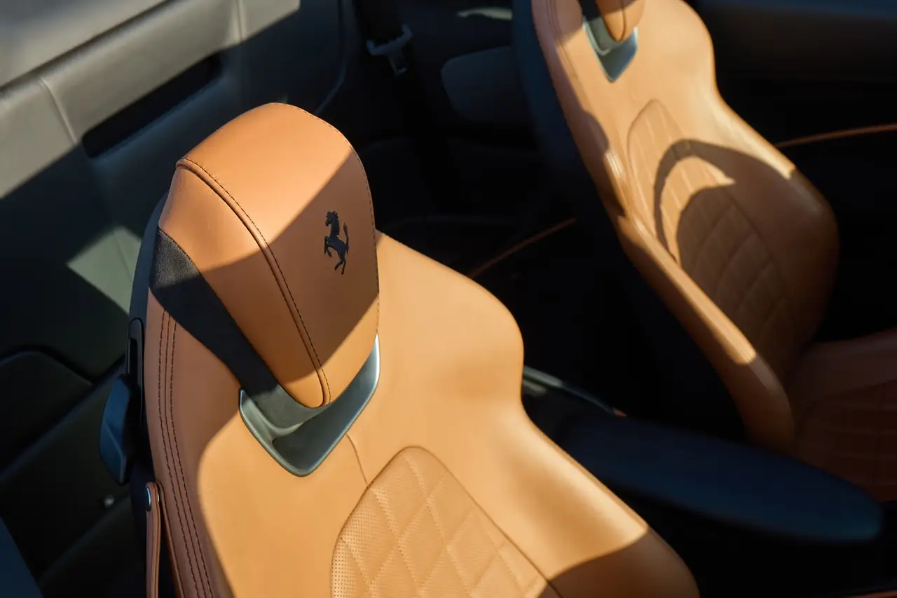 Ferrari Roma Spider 2024, intérieur — Cannes Luxury Car Rental, Cannes. Ferrari Roma Spider in Cannes La location d'une Ferrari Roma Spider à Cannes permet de…