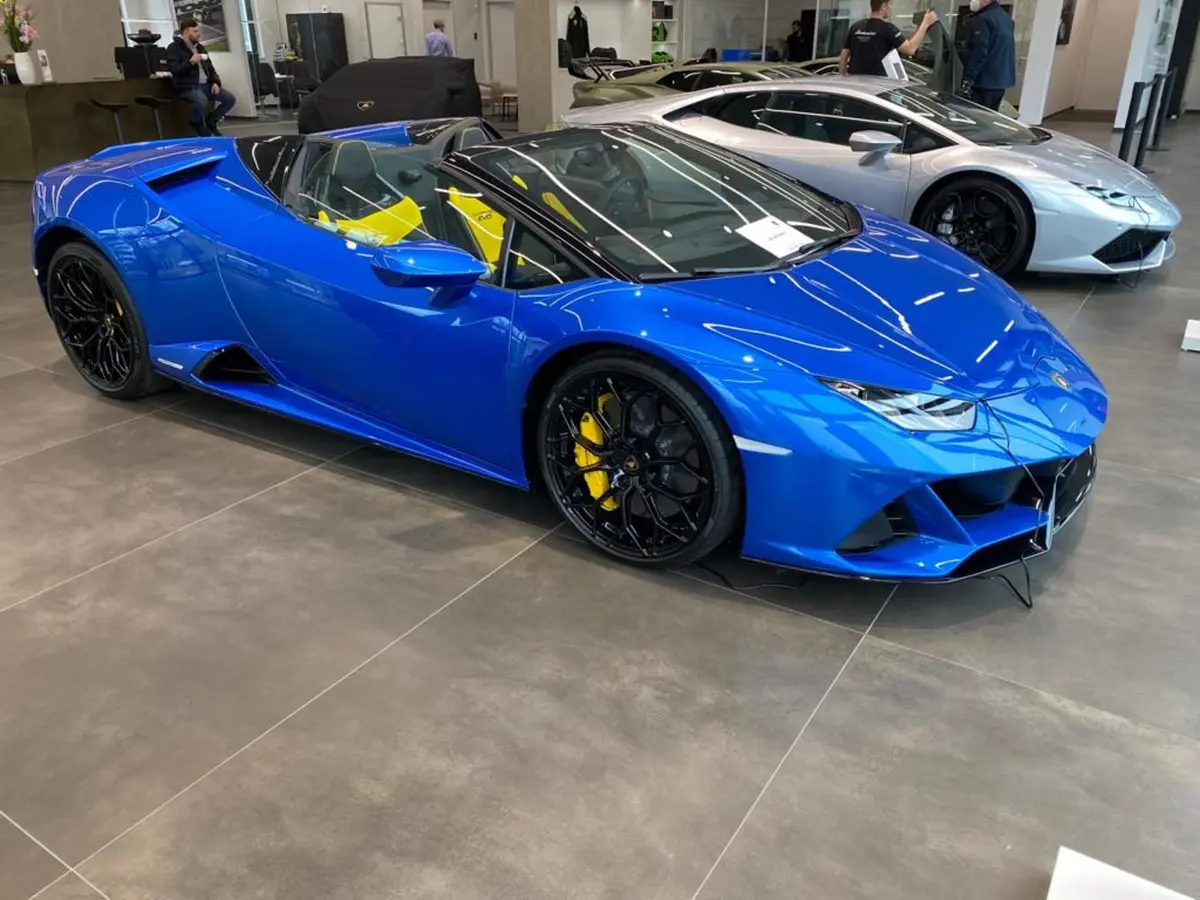 Lamborghini Huracan Evo Spyder 2022, vue avant — Cannes Luxury Car Rental, Cannes. Lamborghini Huracan Evo Spyder in Cannes La location d'une Lamborghini Huracan Evo Spyder…