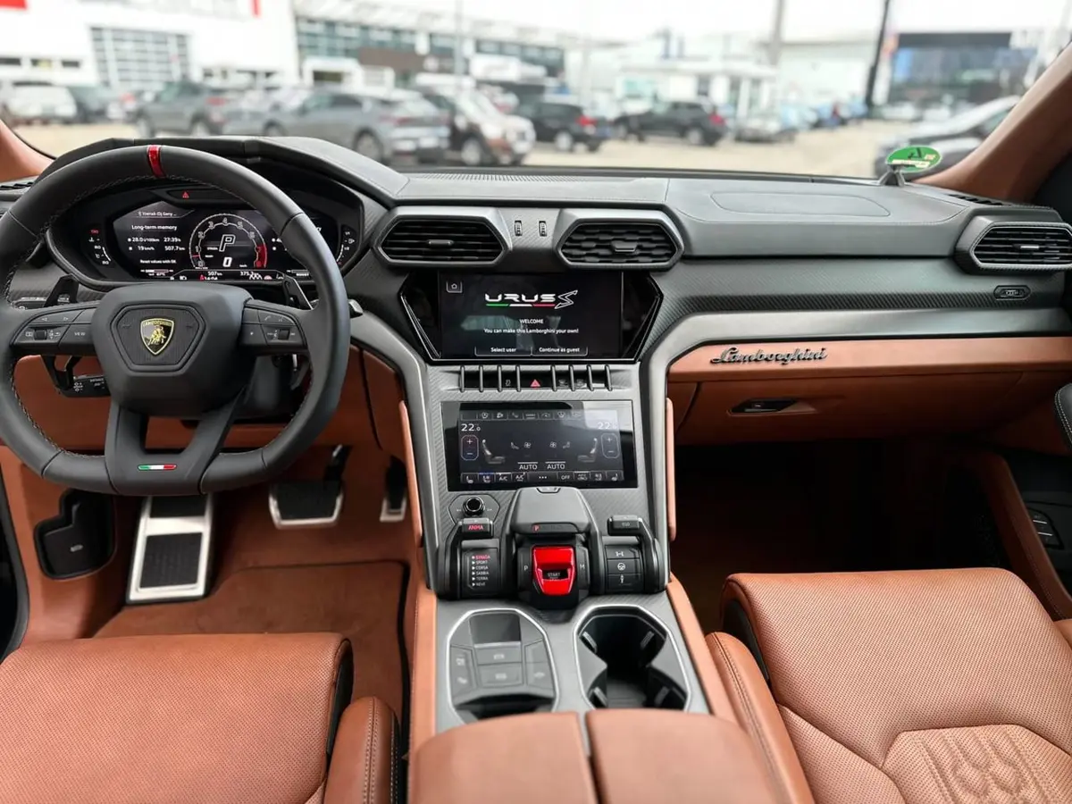 Lamborghini Urus S 2023, vue arrière — Cannes Luxury Car Rental, Cannes. Lamborghini Urus S in Cannes La location d'un Lamborghini Urus S à Cannes permet de…