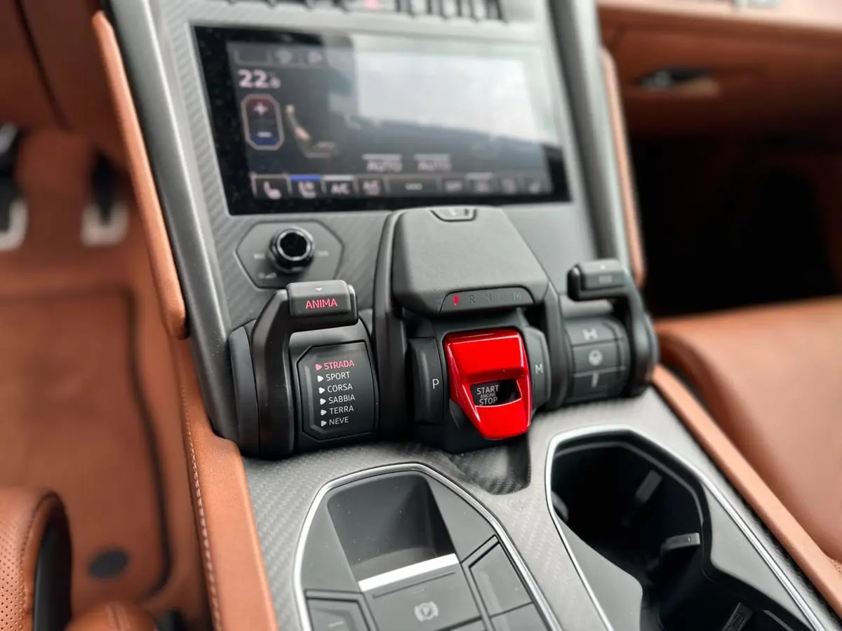 Lamborghini Urus S 2023, intérieur — Cannes Luxury Car Rental, Cannes. Lamborghini Urus S in Cannes La location d'un Lamborghini Urus S à Cannes permet de…