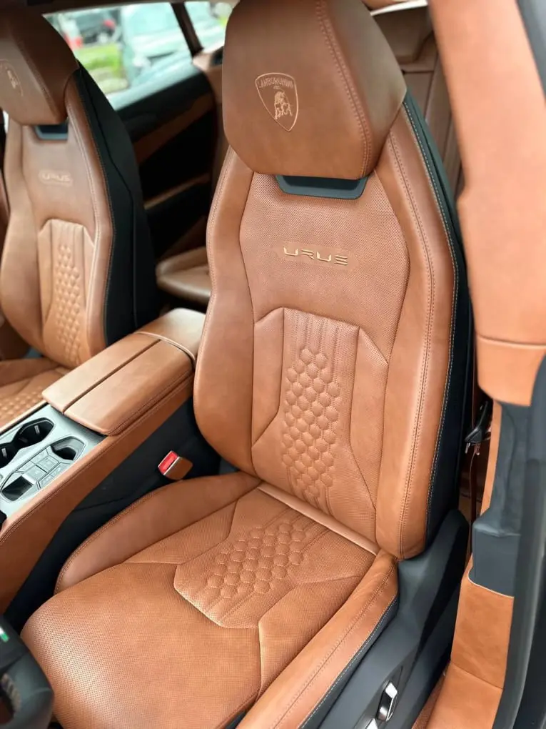 Lamborghini Urus S 2023, tableau de bord — Cannes Luxury Car Rental, Cannes. Lamborghini Urus S in Cannes La location d'un Lamborghini Urus S à Cannes permet de…
