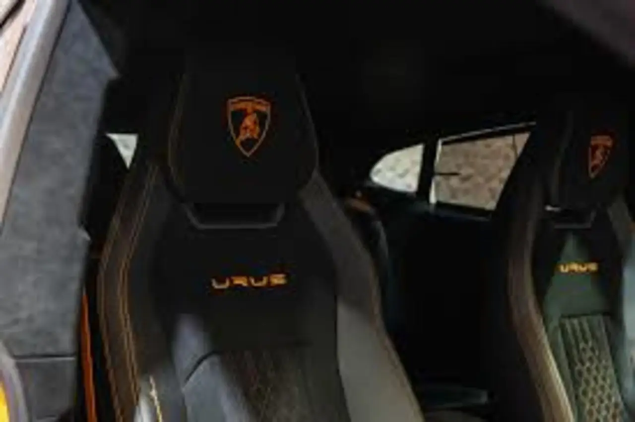 Lamborghini Urus S 2024, vue arrière — Cannes Luxury Car Rental, Cannes. Lamborghini Urus S in Cannes Louer un Lamborghini Urus S à Cannes permet de disposer d'un…