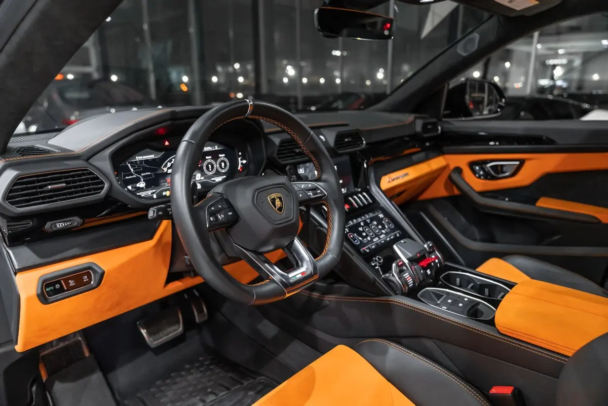 Lamborghini Urus S 2024, tableau de bord — Cannes Luxury Car Rental, Cannes