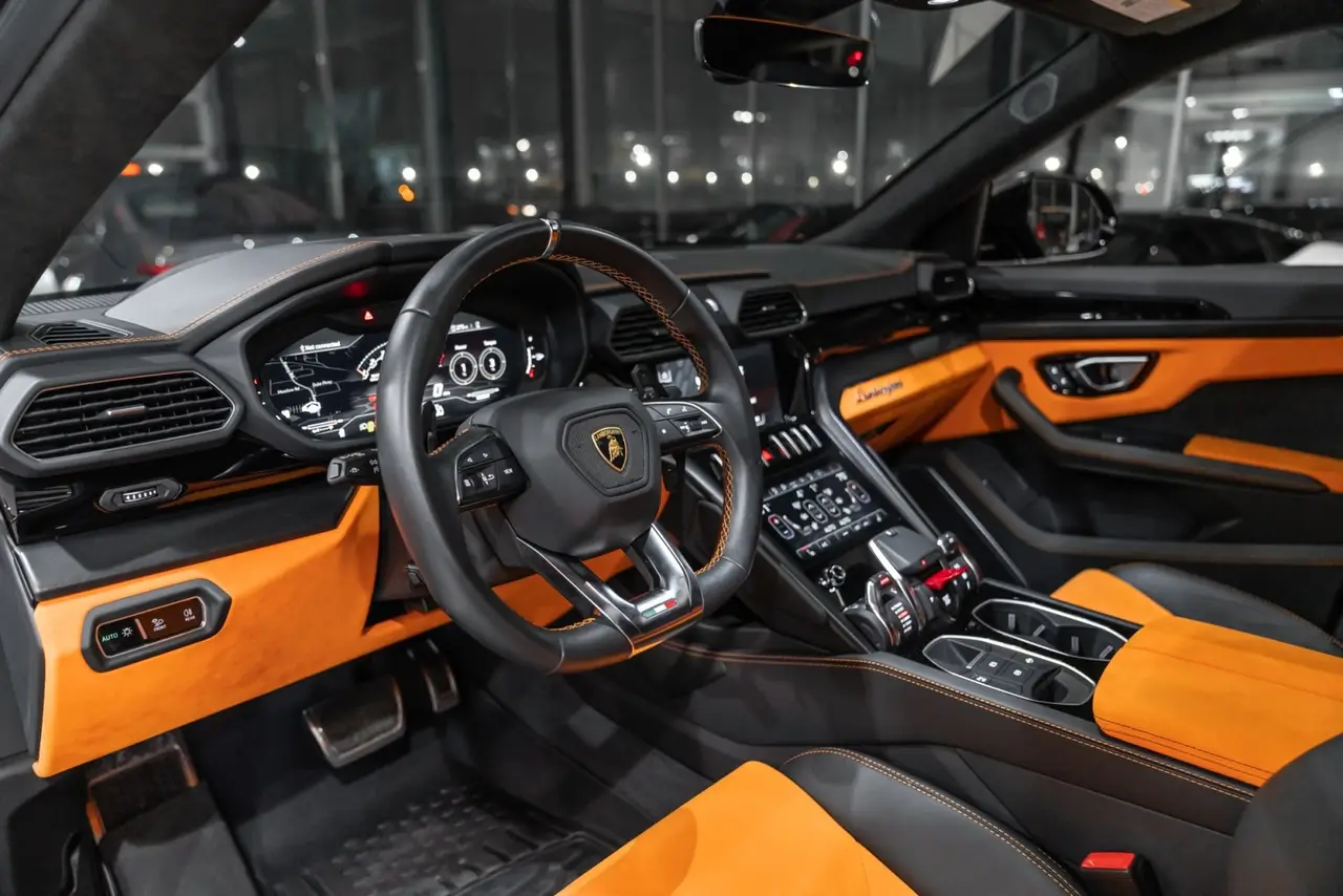 Lamborghini Urus S 2024, tableau de bord — Cannes Luxury Car Rental, Cannes. Lamborghini Urus S in Cannes Louer un Lamborghini Urus S à Cannes permet de disposer d'un…