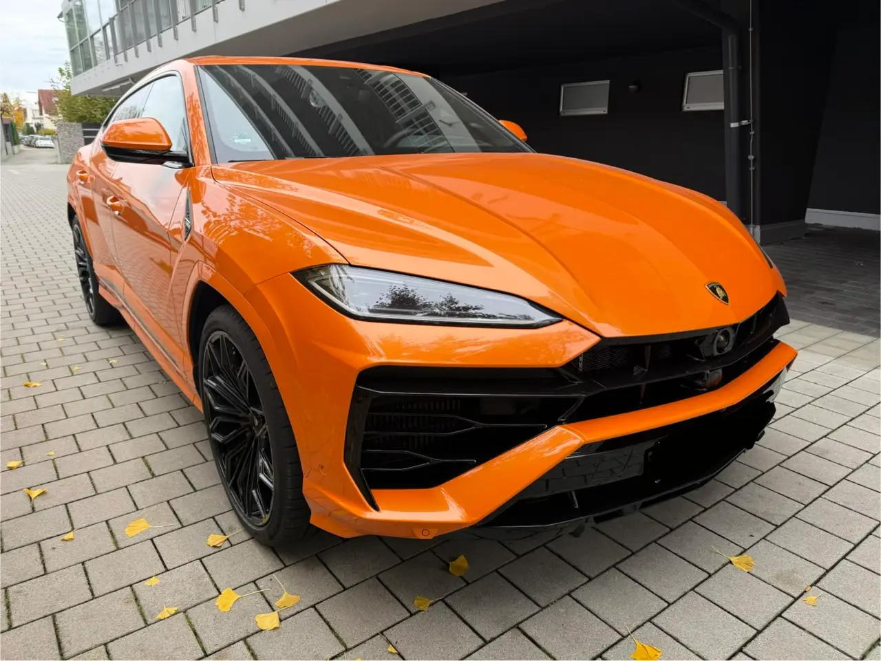 Lamborghini URUS SE 2025, vue arrière — Cannes Luxury Car Rental, Cannes. Lamborghini URUS SE in Cannes La location d'un Lamborghini URUS SE à Cannes permet de…