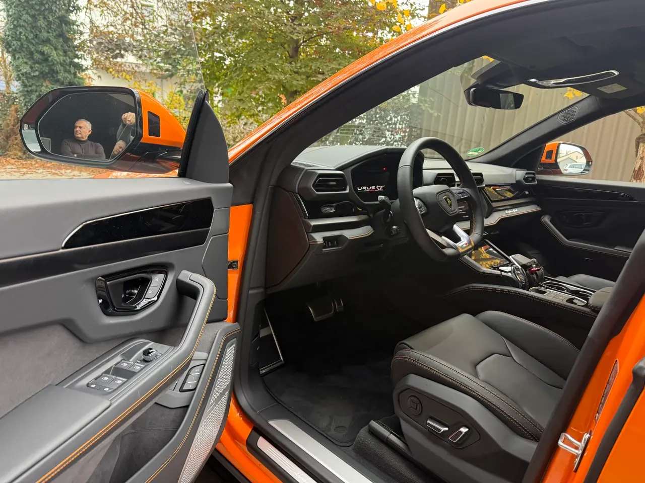 Lamborghini URUS SE 2025, intérieur — Cannes Luxury Car Rental, Cannes. Lamborghini URUS SE in Cannes La location d'un Lamborghini URUS SE à Cannes permet de…