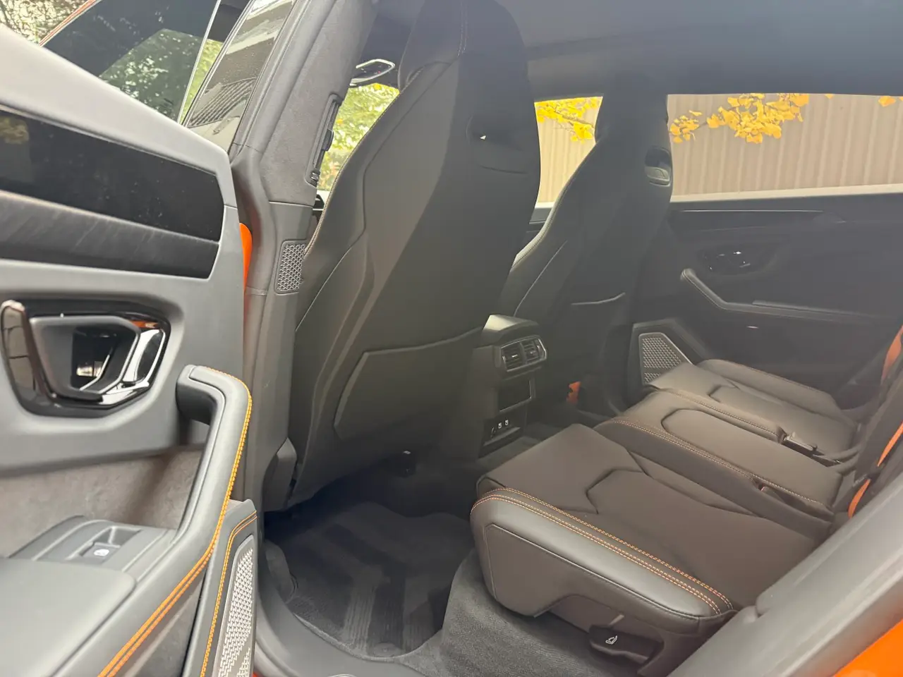 Lamborghini URUS SE 2025, tableau de bord — Cannes Luxury Car Rental, Cannes. Lamborghini URUS SE in Cannes La location d'un Lamborghini URUS SE à Cannes permet de…