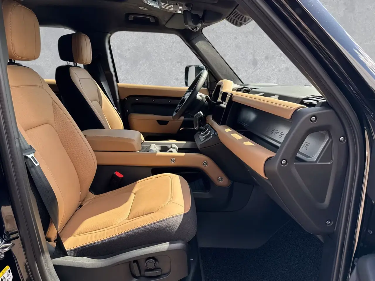 Land Rover Defender 2024, vue avant — Cannes Luxury Car Rental, Cannes. Land Rover Defender in Cannes La location d'un Land Rover Defender à Cannes met à…