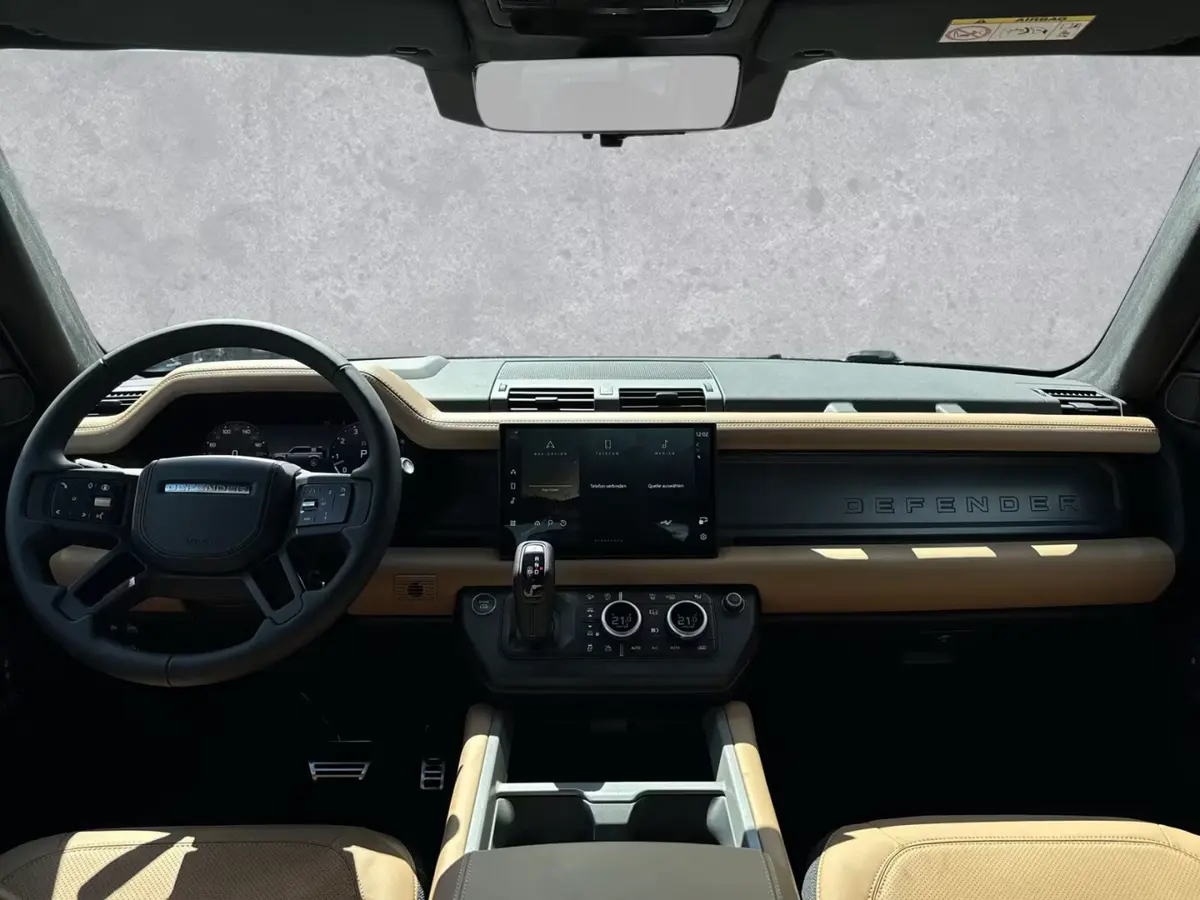 Land Rover Defender 2024, vue arrière — Cannes Luxury Car Rental, Cannes