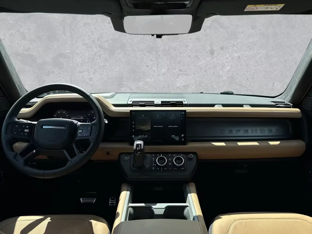 Land Rover Defender 2024, vue arrière — Cannes Luxury Car Rental, Cannes. Land Rover Defender in Cannes La location d'un Land Rover Defender à Cannes met à…