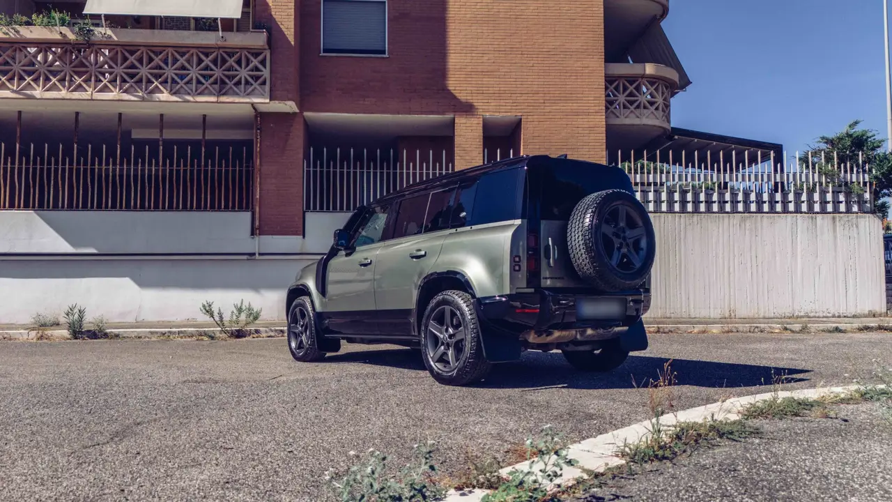 Land Rover Defender X-Dynamic 7 seater 2024, vue avant — Cannes Luxury Car Rental, Cannes. Land Rover Defender X-Dynamic 7 seater in Cannes La location d'un Land Rover Defender…