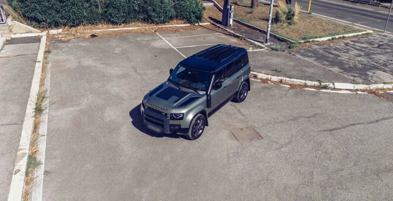 Land Rover Defender X-Dynamic 7 seater 2024, vue arrière — Cannes Luxury Car Rental, Cannes. Land Rover Defender X-Dynamic 7 seater in Cannes La location d'un Land Rover Defender…