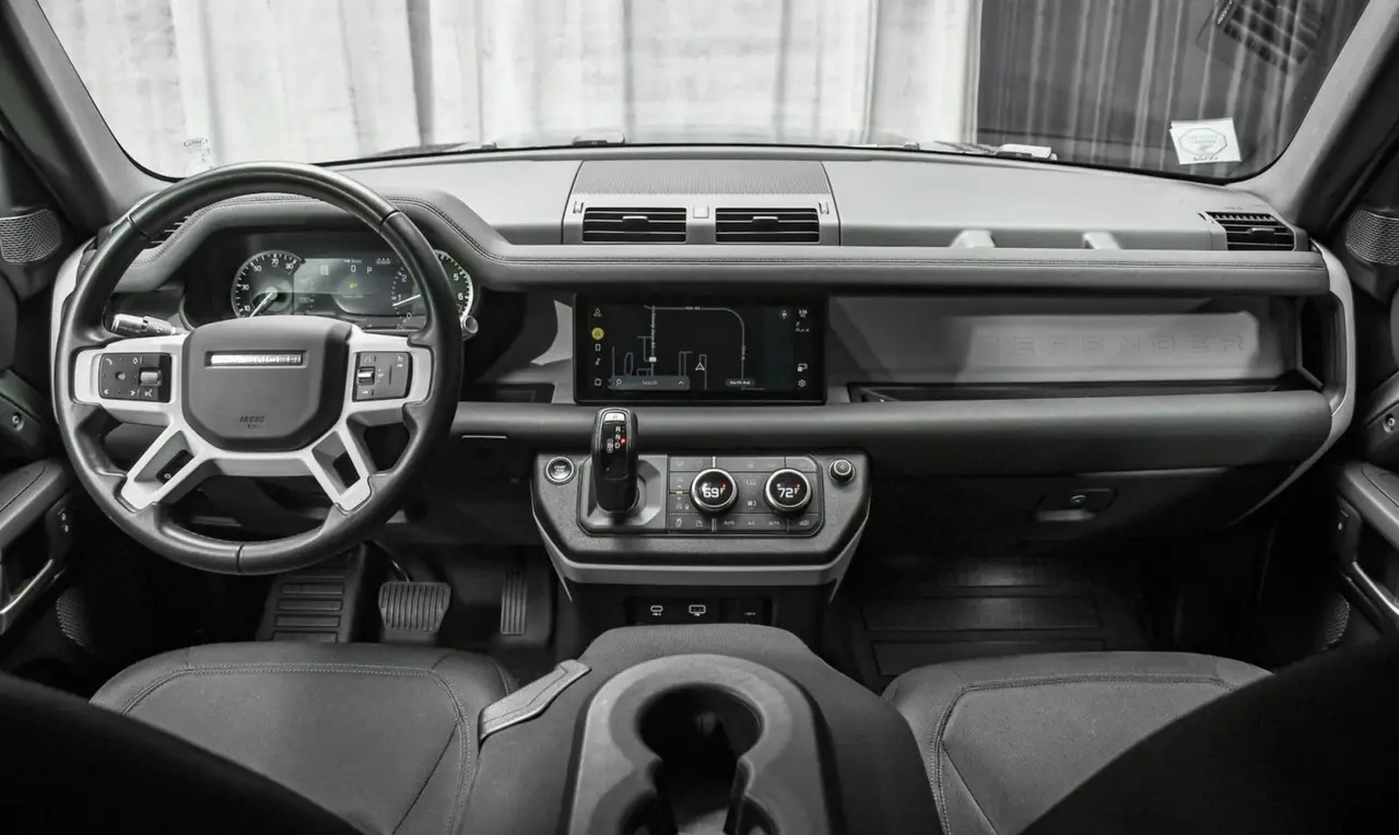Land Rover Defender X-Dynamic 7 seater 2024, tableau de bord — Cannes Luxury Car Rental, Cannes. Land Rover Defender X-Dynamic 7 seater in Cannes La location d'un Land Rover Defender…