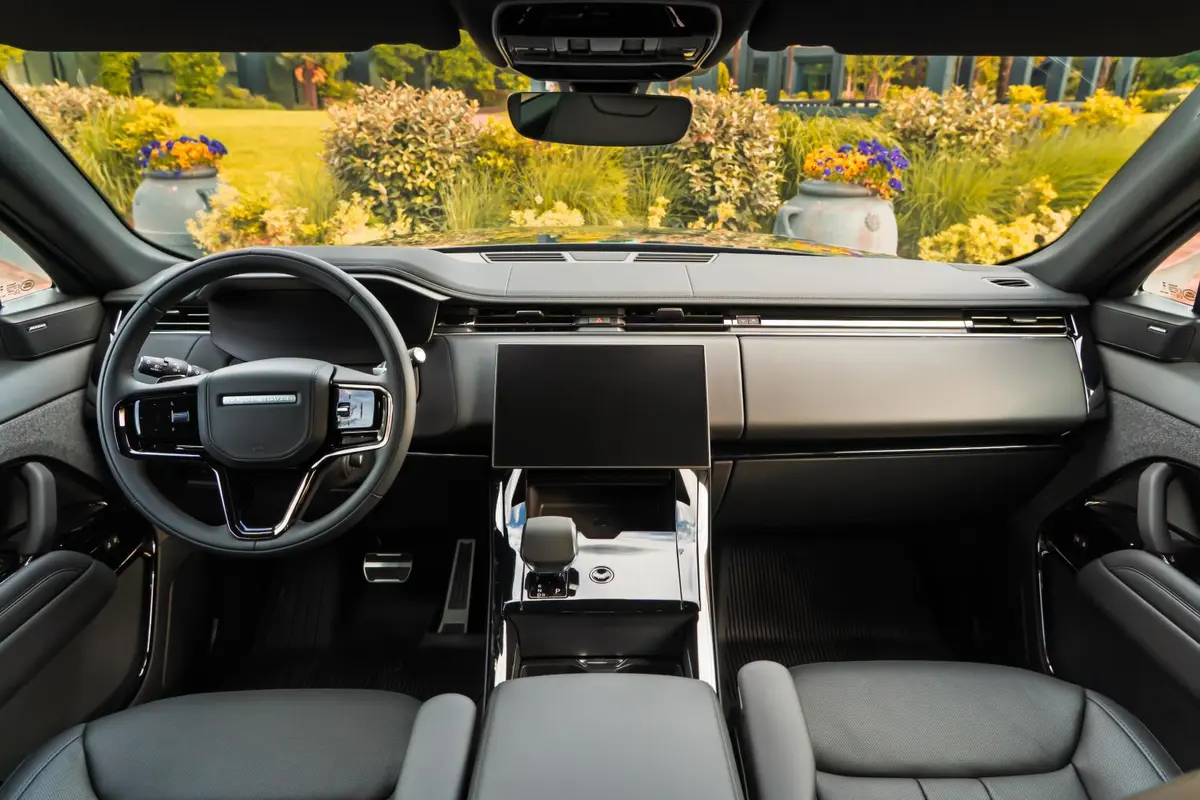 Land Rover Range Rover Sport Dynamic SE 2025, vue avant — Cannes Luxury Car Rental, Cannes. Land Rover Range Rover Sport Dynamic SE in Cannes La location du Land Rover Range Rover…