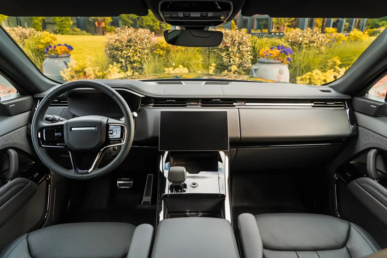 Land Rover Range Rover Sport Dynamic SE 2025, vue avant — Cannes Luxury Car Rental, Cannes. Land Rover Range Rover Sport Dynamic SE in Cannes La location du Land Rover Range Rover…