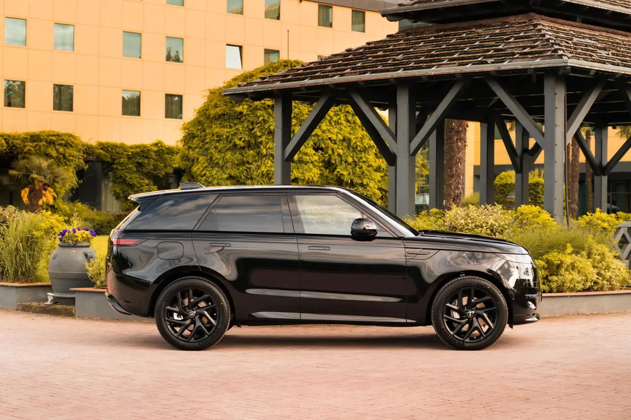 Land Rover Range Rover Sport Dynamic SE 2025, extérieur — Cannes Luxury Car Rental, Cannes. Land Rover Range Rover Sport Dynamic SE in Cannes La location du Land Rover Range Rover…