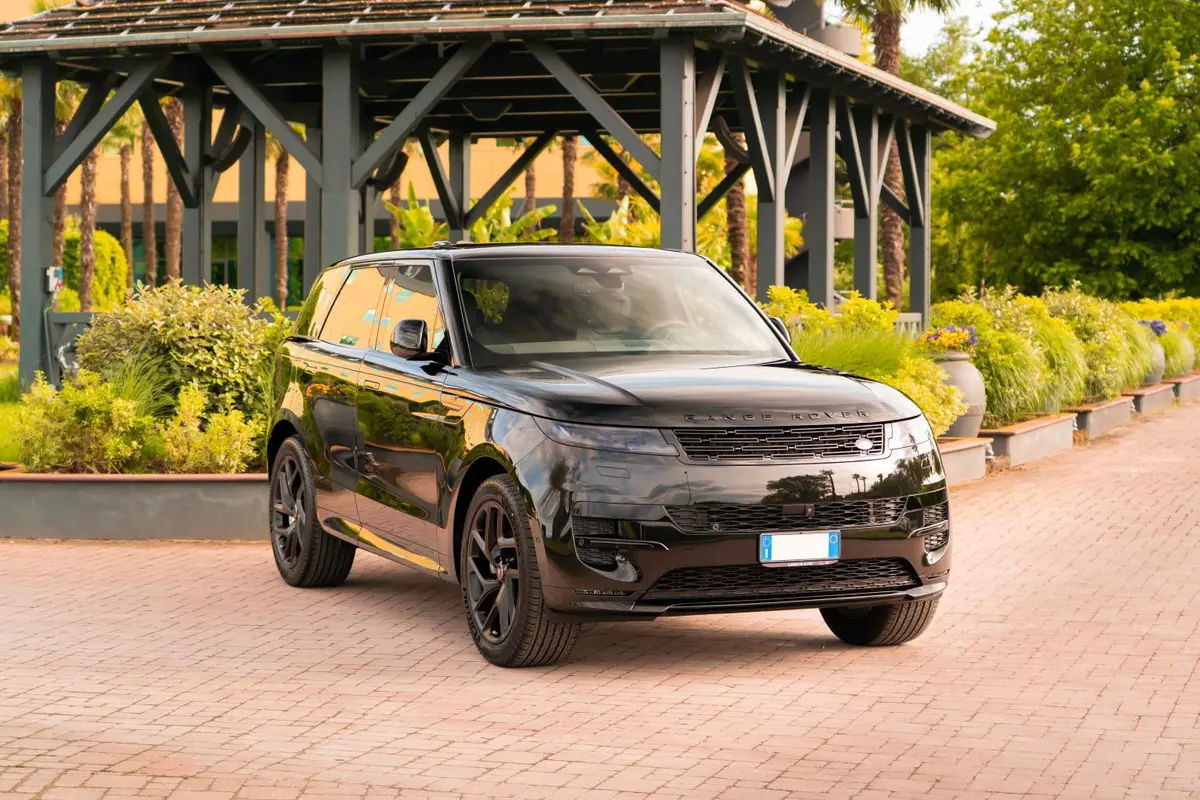 Land Rover Range Rover Sport Dynamic SE 2025, vue arrière — Cannes Luxury Car Rental, Cannes. Land Rover Range Rover Sport Dynamic SE in Cannes La location du Land Rover Range Rover…