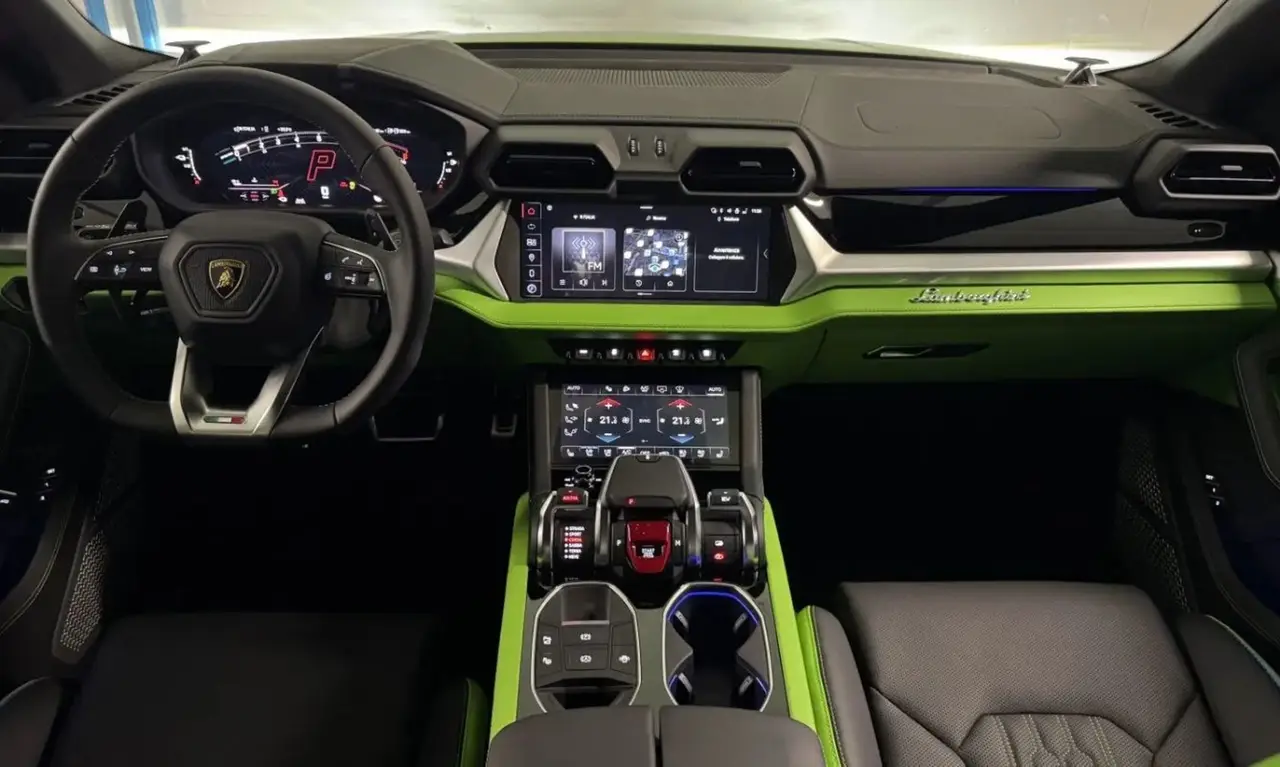 Land Rover Range Rover Sport Dynamic SE 2025, tableau de bord — Cannes Luxury Car Rental, Cannes. Land Rover Range Rover Sport Dynamic SE in Cannes La location du Land Rover Range Rover…