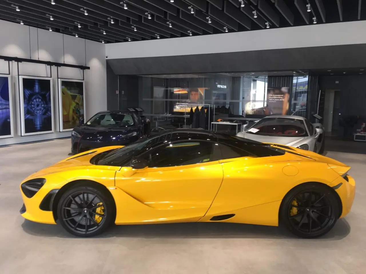 McLaren 720S Spider 2022, vue arrière — Cannes Luxury Car Rental, Cannes. McLaren 720S Spider in Cannes Louer une McLaren 720S Spider à Cannes permet de profiter…