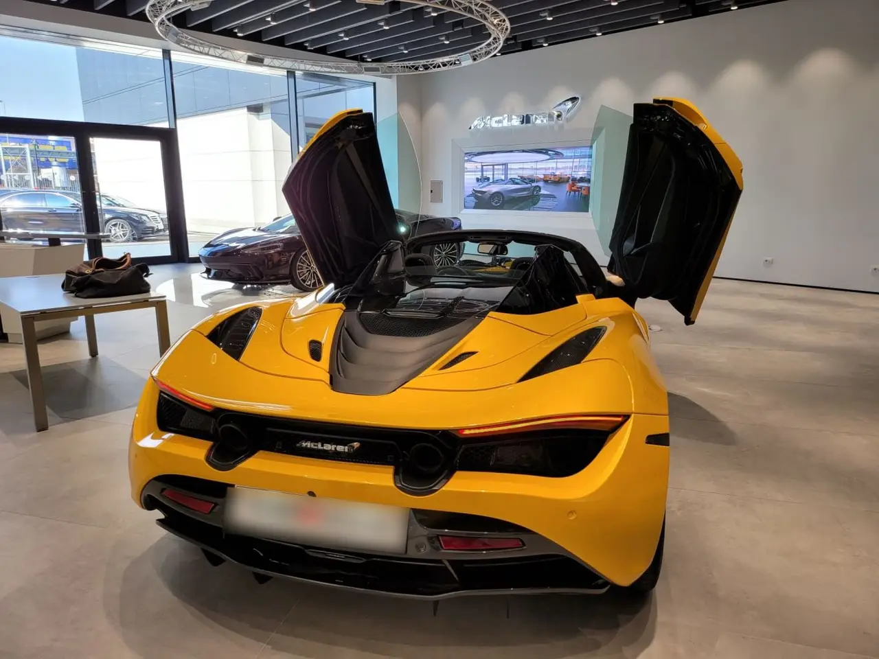 McLaren 720S Spider 2022, intérieur — Cannes Luxury Car Rental, Cannes. McLaren 720S Spider in Cannes Louer une McLaren 720S Spider à Cannes permet de profiter…