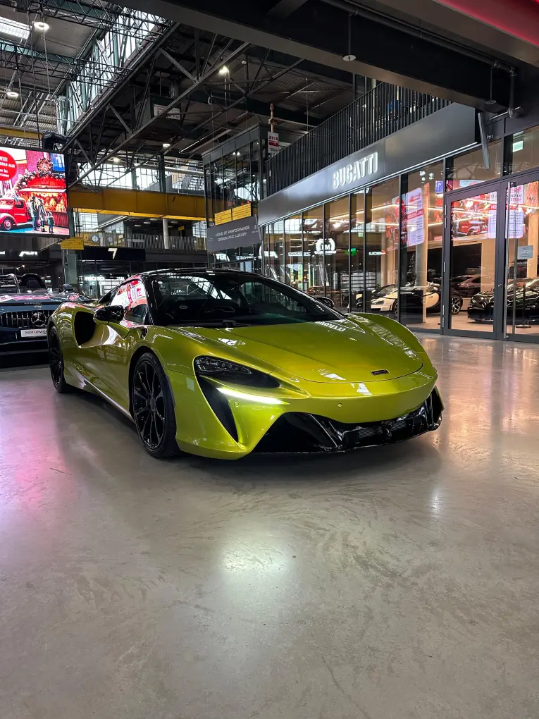 McLaren Artura Spider 2024, vue avant — Cannes Luxury Car Rental, Cannes. McLaren Artura Spider in Cannes La location d'une McLaren Artura Spider à Cannes offre…