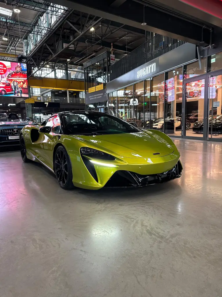 McLaren Artura Spider 2024, vue avant — Cannes Luxury Car Rental, Cannes. McLaren Artura Spider in Cannes La location d'une McLaren Artura Spider à Cannes offre…