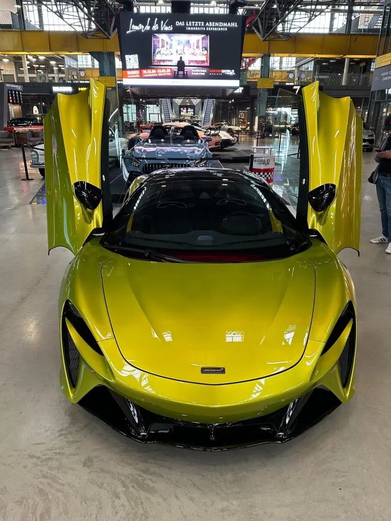 McLaren Artura Spider 2024, vue arrière — Cannes Luxury Car Rental, Cannes. McLaren Artura Spider in Cannes La location d'une McLaren Artura Spider à Cannes offre…