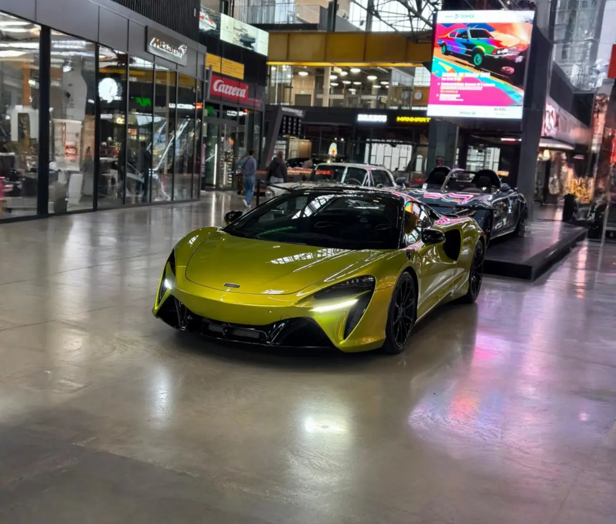 McLaren Artura Spider 2024, intérieur — Cannes Luxury Car Rental, Cannes. McLaren Artura Spider in Cannes La location d'une McLaren Artura Spider à Cannes offre…