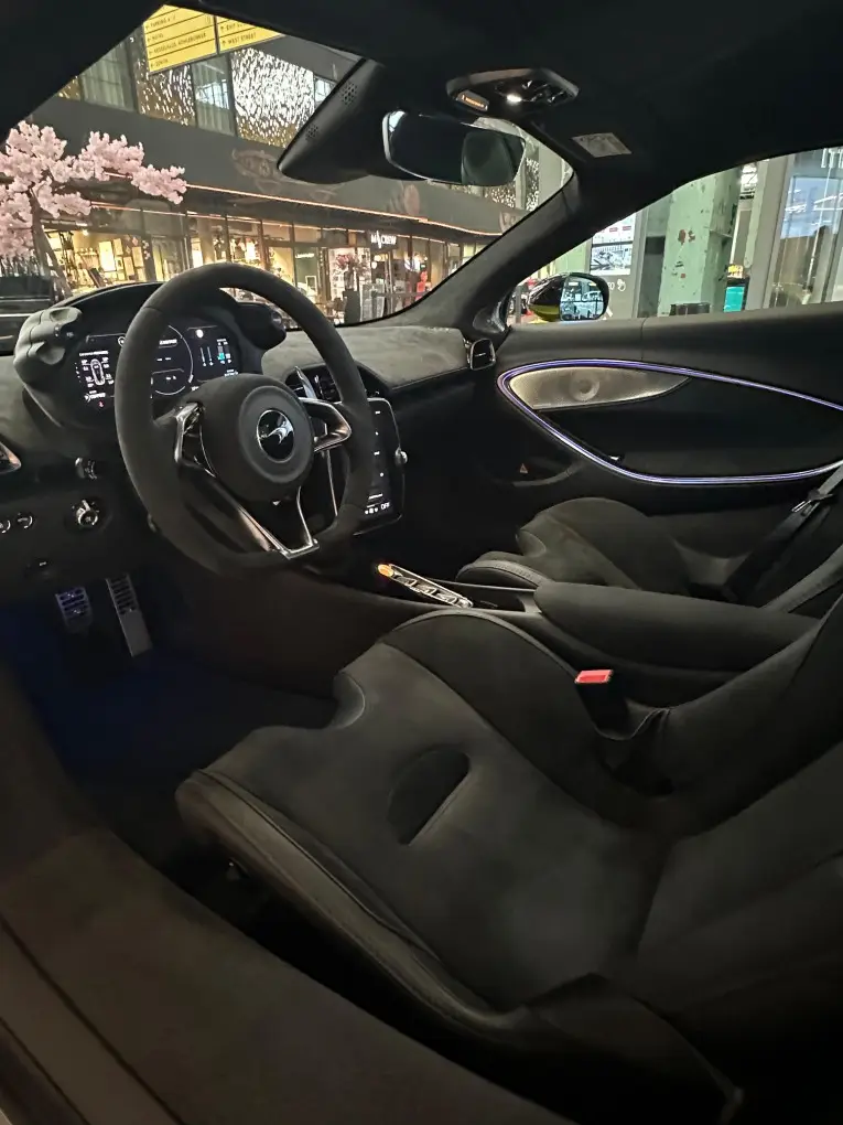 McLaren Artura Spider 2024, tableau de bord — Cannes Luxury Car Rental, Cannes. McLaren Artura Spider in Cannes La location d'une McLaren Artura Spider à Cannes offre…
