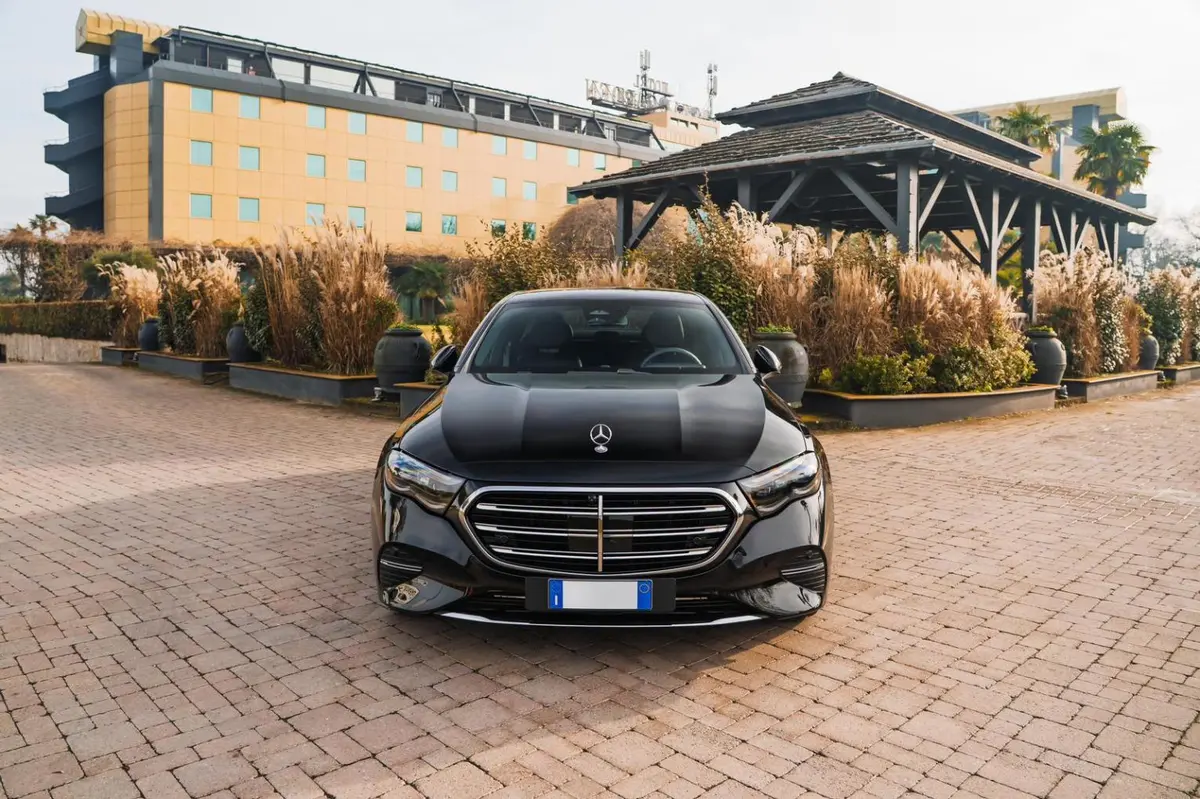 Mercedes Benz E-klasse 220d Premium Plus 2026, vue avant — Cannes Luxury Car Rental, Cannes. Mercedes Benz E-klasse 220d Premium Plus in Cannes La location d'une Mercedes Benz…