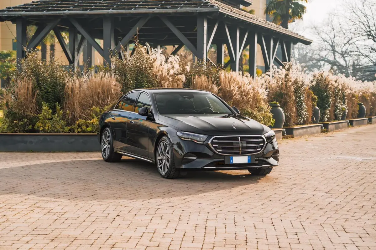 Mercedes Benz E-klasse 220d Premium Plus 2026, vue arrière — Cannes Luxury Car Rental, Cannes. Mercedes Benz E-klasse 220d Premium Plus in Cannes La location d'une Mercedes Benz…