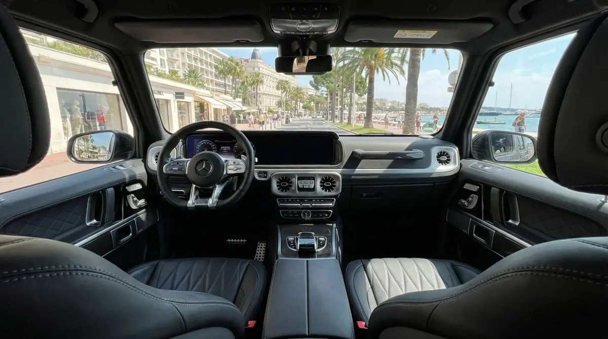 Mercedes Benz G63 2023, intérieur — Cannes Luxury Car Rental, Cannes. Mercedes Benz G63 in Cannes La location d'un Mercedes Benz G63 à Cannes met à disposition…