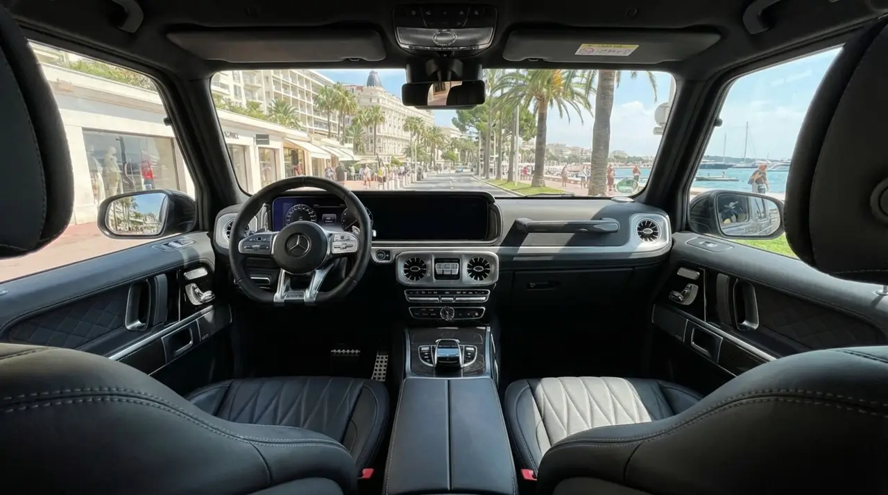 Mercedes Benz G63 2023, intérieur — Cannes Luxury Car Rental, Cannes. Mercedes Benz G63 in Cannes La location d'un Mercedes Benz G63 à Cannes met à disposition…