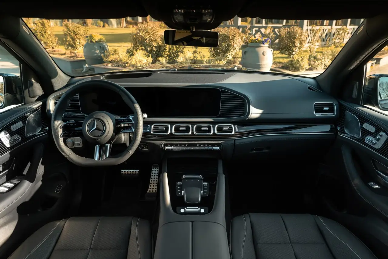 Mercedes Benz GLS-klasse 350 D Exclusive 7 Posti 2025, vue avant — Cannes Luxury Car Rental, Cannes. Mercedes Benz GLS-klasse 350 D Exclusive 7 Posti in Cannes La location d'un Mercedes Benz…