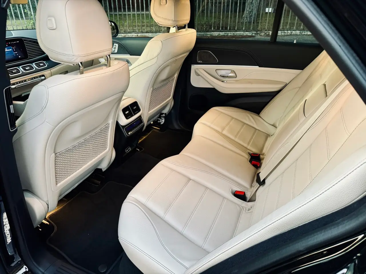 Mercedes Benz GLS Maybach 2022, vue avant — Cannes Luxury Car Rental, Cannes. Mercedes Benz GLS Maybach in Cannes La location d'un Mercedes Benz GLS Maybach à Cannes…