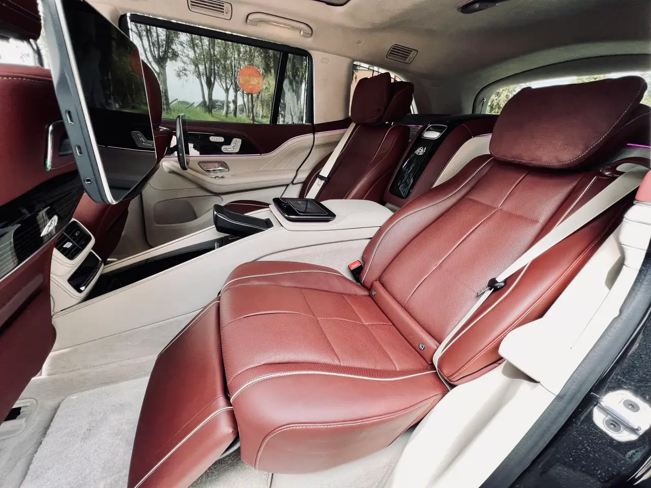 Mercedes Benz GLS Maybach 2022, intérieur — Cannes Luxury Car Rental, Cannes. Mercedes Benz GLS Maybach in Cannes La location d'un Mercedes Benz GLS Maybach à Cannes…