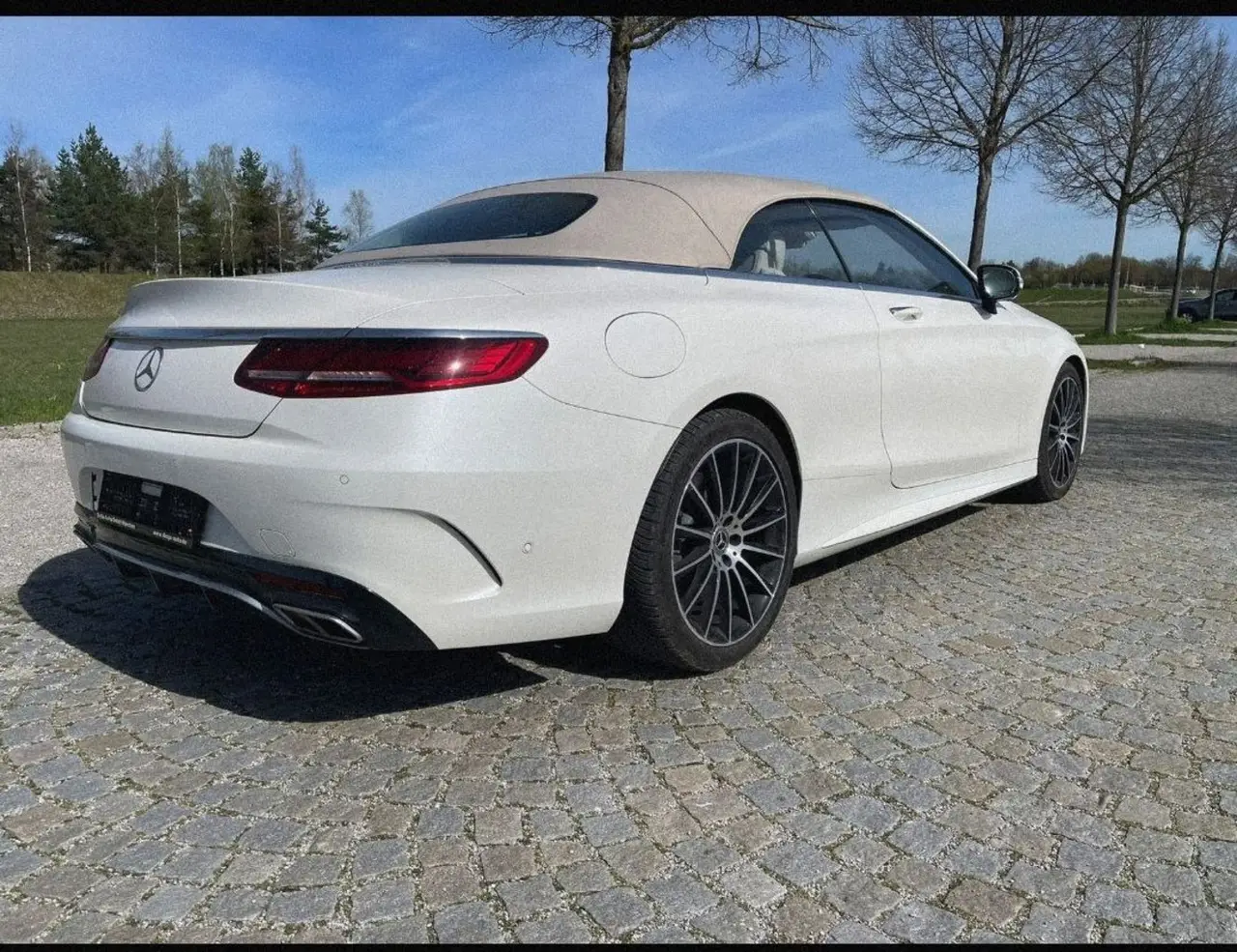 Mercedes Benz S560 Cabrio 2021, vue arrière — Cannes Luxury Car Rental, Cannes. Mercedes Benz S560 Cabrio in Cannes La location d'une Mercedes Benz S560 Cabrio à Cannes…