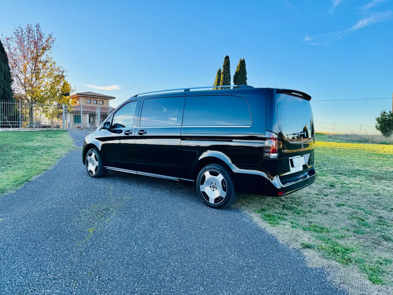 Mercedes Benz V300 4x4 XL Exclusive 7 seats 2025, extérieur — Cannes Luxury Car Rental, Cannes. Mercedes Benz V300 4x4 XL Exclusive 7 seats in Cannes La location d'un Mercedes Benz V300…