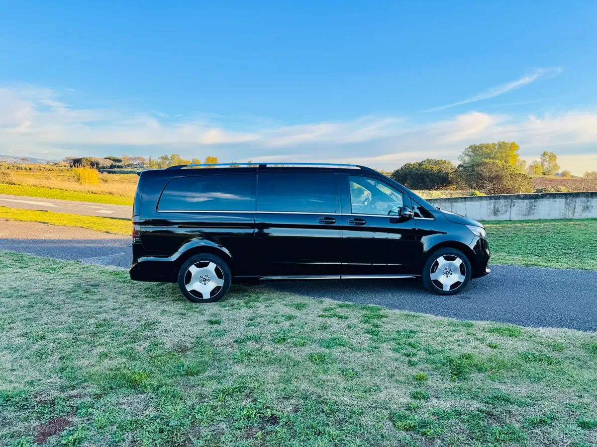 Mercedes Benz V300 4x4 XL Exclusive 7 seats 2025, vue avant — Cannes Luxury Car Rental, Cannes. Mercedes Benz V300 4x4 XL Exclusive 7 seats in Cannes La location d'un Mercedes Benz V300…
