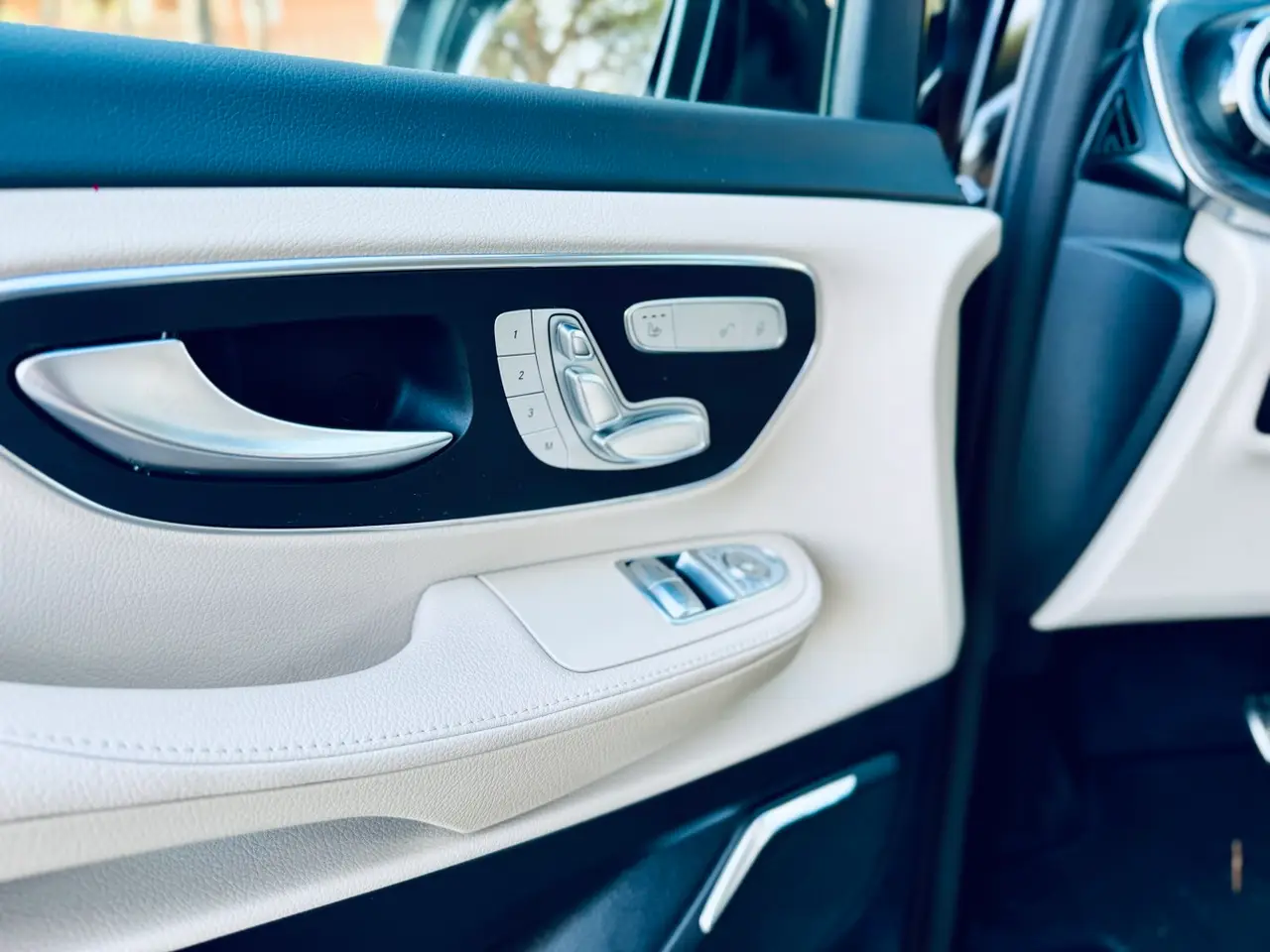 Mercedes Benz V300 4x4 XL VIP (Captain, 7 seat) 2025, vue avant — Cannes Luxury Car Rental, Cannes. Mercedes Benz V300 4x4 XL VIP (Captain, 7 seat) in Cannes La location d'un Mercedes Benz…