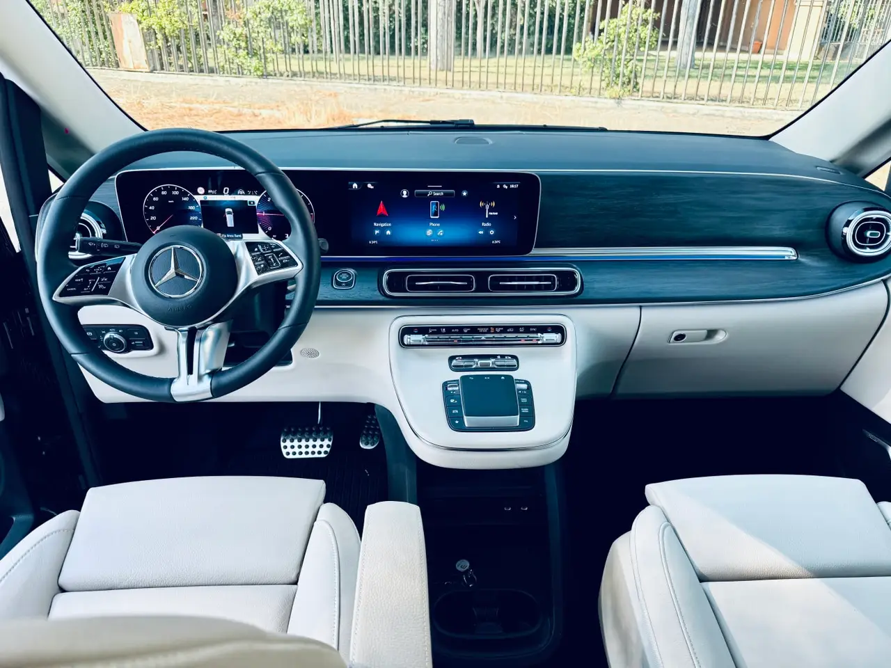 Mercedes Benz V300 4x4 XL VIP (Captain, 7 seat) 2025, vue arrière — Cannes Luxury Car Rental, Cannes. Mercedes Benz V300 4x4 XL VIP (Captain, 7 seat) in Cannes La location d'un Mercedes Benz…