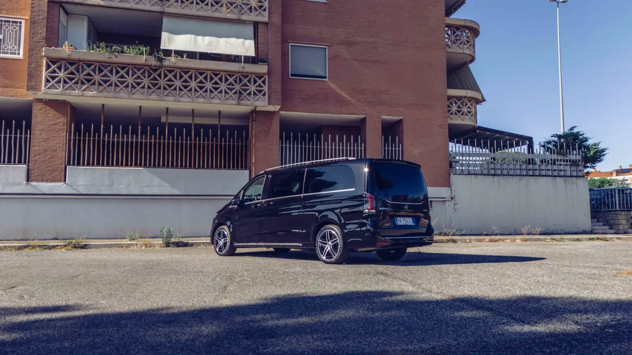 Mercedes Benz V300 4x4 XL VIP (Captain, 7 seat) 2025, intérieur — Cannes Luxury Car Rental, Cannes. Mercedes Benz V300 4x4 XL VIP (Captain, 7 seat) in Cannes La location d'un Mercedes Benz…