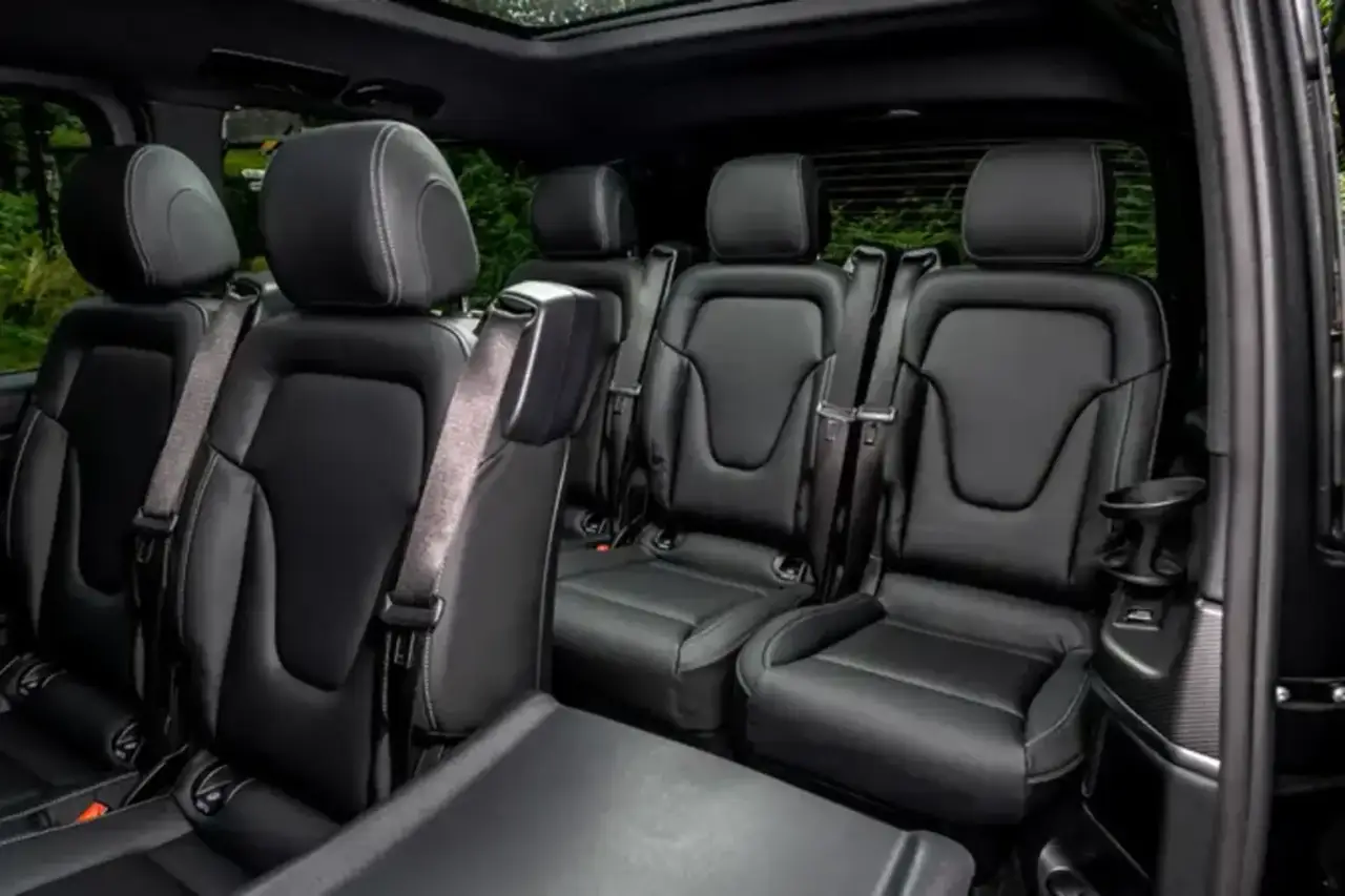 Mercedes Benz V300 8 seats 2025, extérieur — Cannes Luxury Car Rental, Cannes. Mercedes Benz V300 8 seats in Cannes Louer un Mercedes Benz V300 8 seats à Cannes offre…