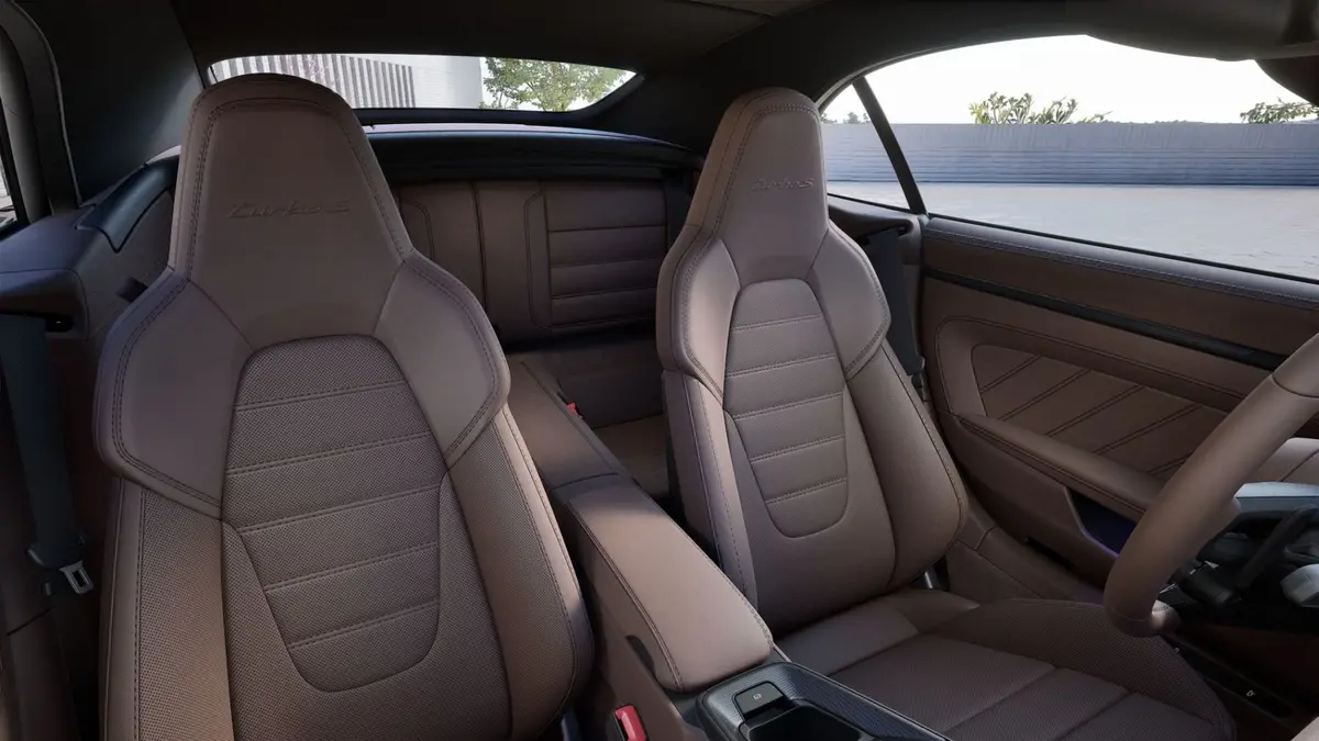Porsche 911 992 Carrera Turbo S Cabrio 2026, intérieur — Cannes Luxury Car Rental, Cannes. Porsche 911 992 Carrera Turbo S Cabrio in Cannes La location d'une Porsche 911 992…